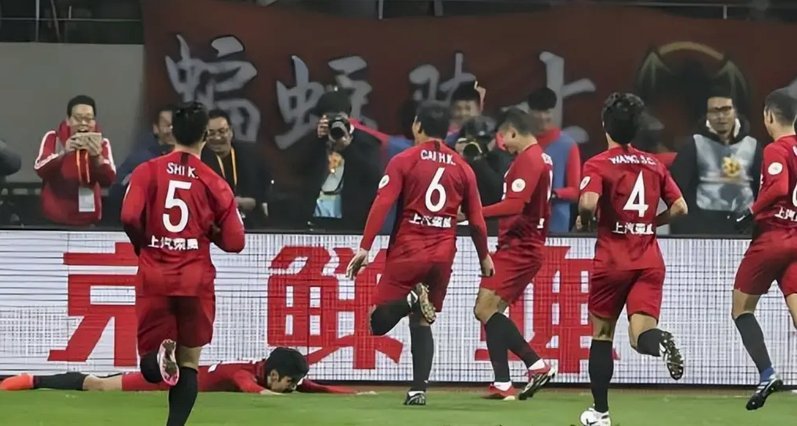 海港“双子星”集体倒戈？蒯纪闻点赞、李新翔收藏，天才少年要投奔申花？