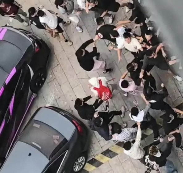 队报：白堡医疗组引发内部矛盾，球队和球迷之间也关系紧张