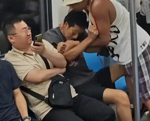 冲上热搜！14岁球员遭殴打致骨折，“一场双输的出圈”