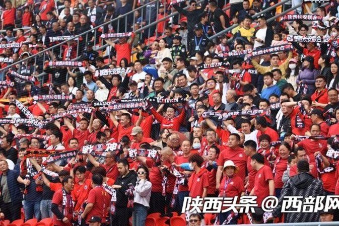 官方：陕西球迷向场内投掷冷焰火，对陕西联合罚款2万元